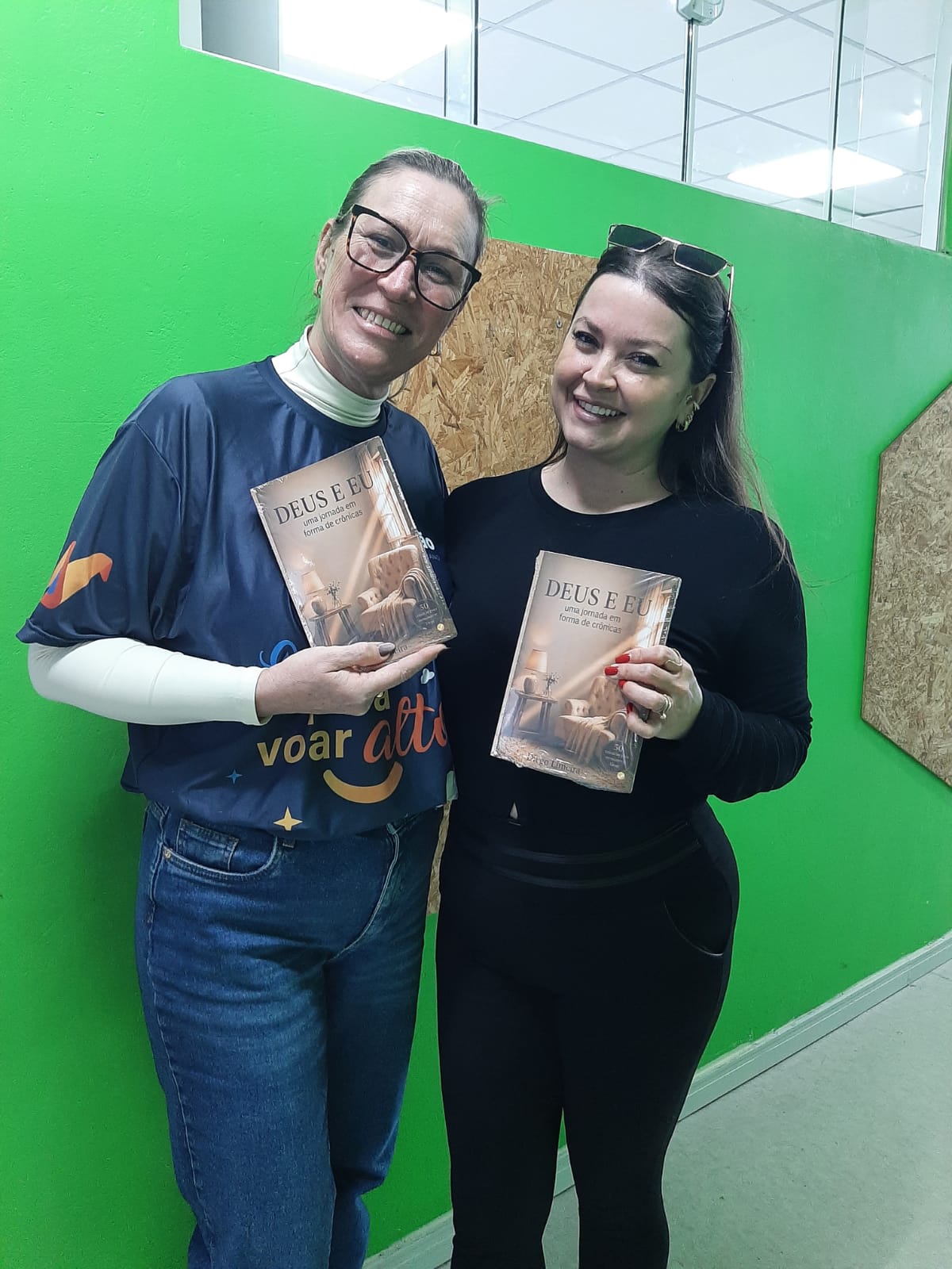 Duas leitoras com seus exemplares do livro DEUS E EU